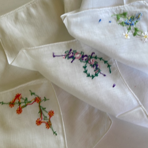 ⭐️Vintage 1950’s⭐️handkerchiefs 3 white cotton handmade embroidery flowers💐 - Picture 6 of 6